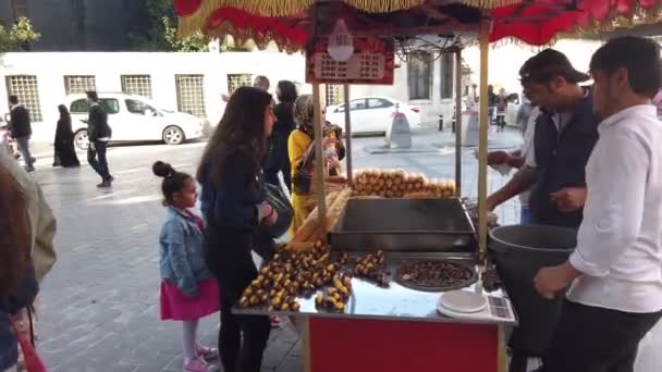 土耳其伊斯坦布尔 2018年12月 一辆街头购物车在繁忙的埃米诺努地区出售煮熟的玉米 — 图库视频影像
