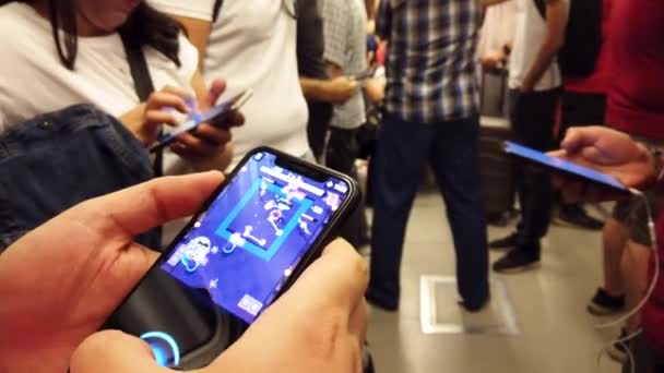 이스탄불 2019 지하철 마차에서 전화로 모바일 게임을 — 비디오