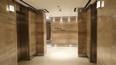 McKinsey ve Company logosu, Istanbul Ofisi girişinde