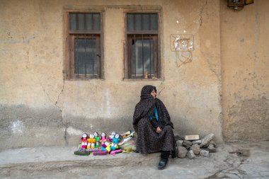 İran 'ın Gilan kentindeki Masuleh köyünde turistler için el yapımı bebekler satan İranlı bir kadın.