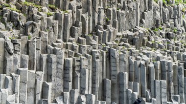 Reynisfjara Sahili, İzlanda 'da bazalt sütunlar jeolojik oluşum.