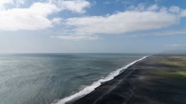 Vik İzlanda 'da volkanik siyah kumsal