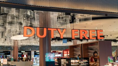 Biniş alanı içindeki yeni İstanbul havaalanında duty free mağazası, İstanbul, Türkiye