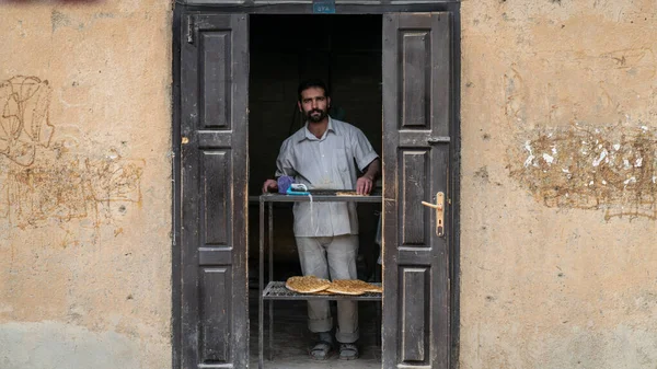 Человек, работающий в местной пекарне, продает хлеб в деревне Масуле, Гилан, Иран — стоковое фото