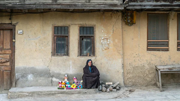 Iransk kvinne som selger håndlagde dukker for turister i landsbyen Masuleh i Gilan i Iran – stockfoto