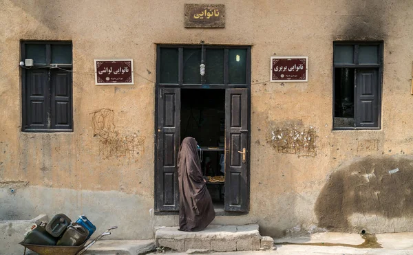 Iráni nő kenyeret vásárol a helyi pékségben Masuleh faluban, Gilan, Irán — Stock Fotó