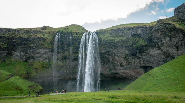 Cascata Gljufrabui con turisti non identificati nelle vicinanze in Islanda — Foto Stock