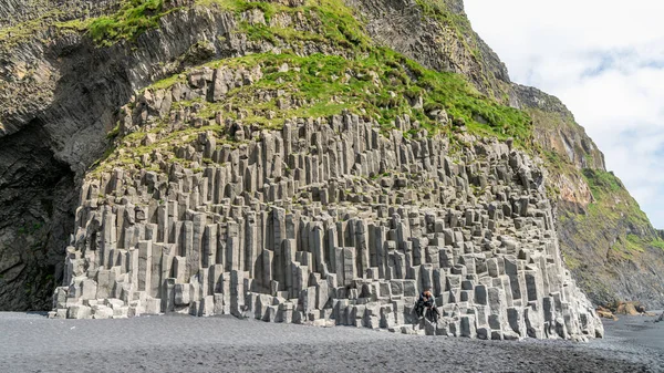 La plage de sable noir de Reynisfjara et les colonnes de basalte sur la côte sud de l'Islande . — Photo