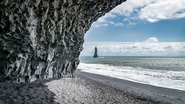 Der schwarze Sandstrand von Reynisfjara und die Basaltsäulen an der Südküste Islands. — Stockfoto