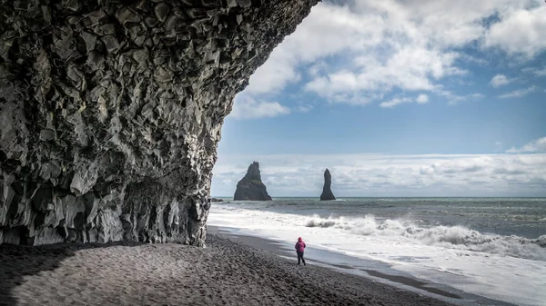 Η μαύρη αμμουδιά του Reynisfjara και οι κολώνες βασάλτη στη νότια ακτή της Ισλανδίας. — Φωτογραφία Αρχείου