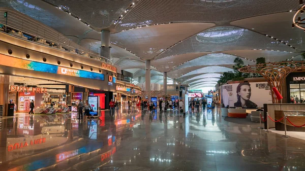 Vista interna del nuovo aeroporto di Istanbul con i passeggeri che camminano e passano il tempo fino all'orario di partenza, Turchia — Foto Stock