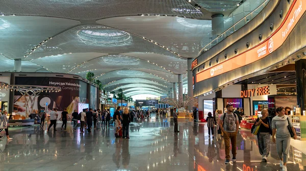 Vista interna del nuovo aeroporto di Istanbul con i passeggeri che camminano e passano il tempo fino all'orario di partenza, Turchia — Foto Stock