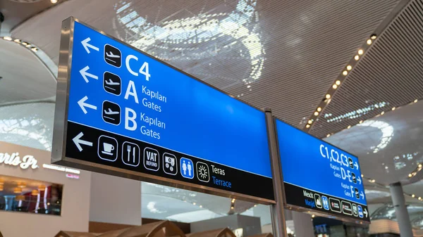 Scena wewnętrzna z oznaką pokazującą bramy lotnicze w New Istanbul Airport, Stambuł, Turcja — Zdjęcie stockowe