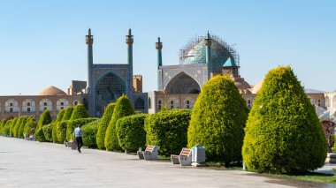İsfahan Naqsh-e Cihan Meydanı 'nda yürüyen kimliği belirsiz İranlı adam İmam Meydanı, İsfahan, İran