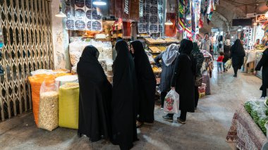Turistler ve yerel halk, İran 'daki Büyük Pazar olarak da bilinen Bazar Bozorg' dan alışveriş yapıyorlar.