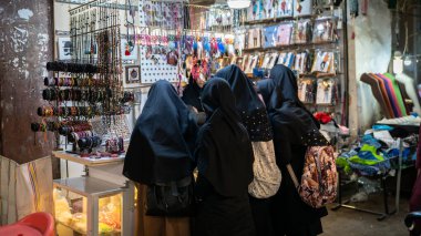 Turistler ve yerel halk, İran 'daki Büyük Pazar olarak da bilinen Bazar Bozorg' dan alışveriş yapıyorlar.