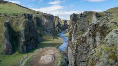 İzlanda 'daki Picturesque Fjadrargljufur Kanyonu