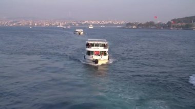 İstanbul, Türkiye - Ekim 2019: Boğaziçi tur teknesi turist ve yolcularla birlikte kapanıyor