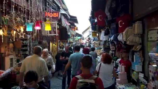 トルコのイスタンブール 10月2019 人々は スパイスバザールの近くのイスタンブールの旧市街であるEminonu地区の狭いバザール道路を歩いて買い物をする — ストック動画