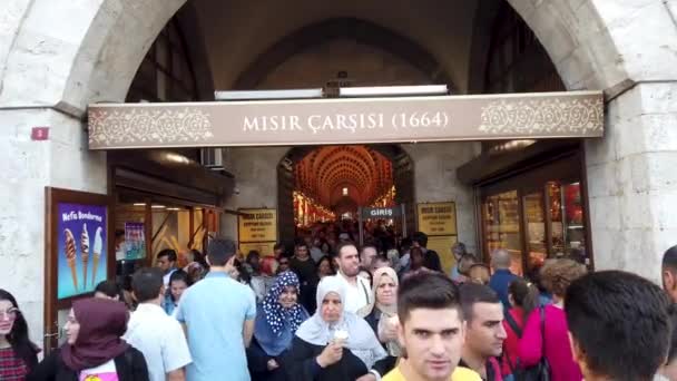 土耳其伊斯坦布尔 2019年10月 伊斯坦布尔香料集市入口挤满了进出市场的人群 — 图库视频影像