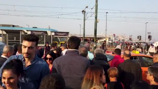 Istascar Turchia Ottobre 2019 Folla Persone Che Camminano Attraverso Traffico — Video Stock