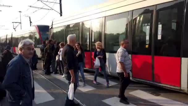 Istanbul Turkiet Oktober 2019 Istanbul Lätt Tåg Tunnelbana Passerar Medan — Stockvideo