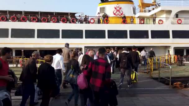 Istanbul Turkiet Oktober 2019 Pendlare Som Går Ombord Istanbul Färjan — Stockvideo