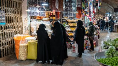 Turistler ve yerel halk, İran 'daki Büyük Pazar olarak da bilinen Bazar Bozorg' dan alışveriş yapıyorlar.