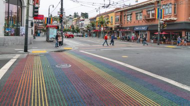 Castro, San Francisco, Usa 'nın eşcinsel mahallesinde gökkuşağı geçidi