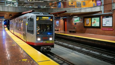 Muni treni San Francisco 'daki Castro istasyonuna yaklaşıyor.