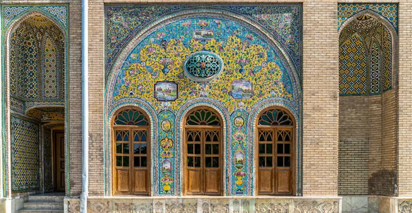 A Golestan palota külseje Persion tiles arttal, Teherán, Irán — Stock Fotó