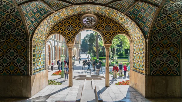 Turistas en el patio del palacio de Golestán, Teherán, Irán — Foto de Stock