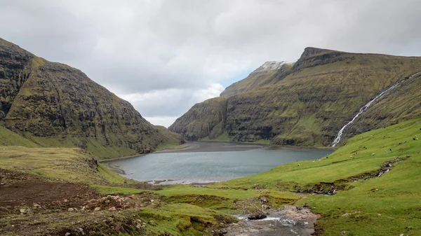 Paesaggio e lago dal villaggio di Saksun, Isole Faroe, Danimarca — Foto Stock