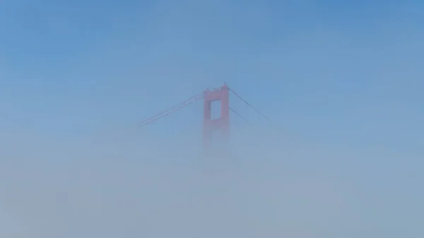 Goldene torbrücke im nebel, nur einzelner turm sichtbar, san francisco, usa — Stockfoto
