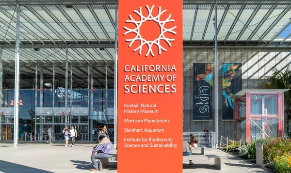 Kaliforniya Bilim Akademisi 'nin girişi, San Francisco, Kaliforniya' da bir doğa tarihi müzesi.