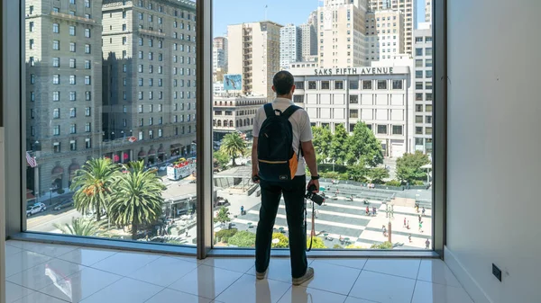 在旧金山，一个身份不明的人从窗户后望着联合广场 — 图库照片