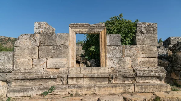 Ruínas da antiga cidade de Hierápolis em Pamukkale, Denizli, Turquia — Fotografia de Stock