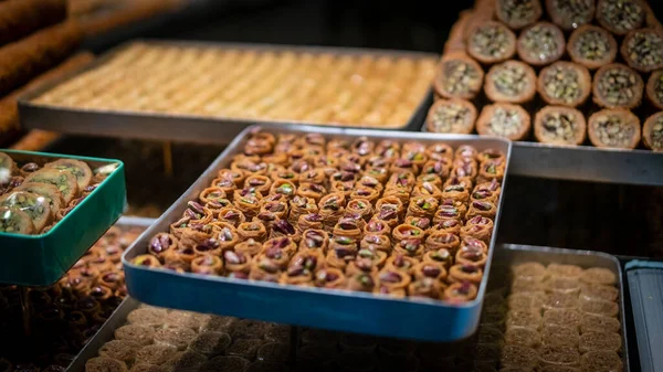 Asortyment Pysznych Tureckich Tradycyjnych Deserów Baklava Kuchni Tureckiej Specjalnie Zrobione — Zdjęcie stockowe