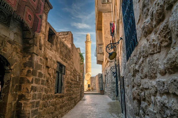 Mardin, Türkiye - Ocak 2020: Mardin 'in dar bir caddesinde görülen Büyük Cami Camii olarak da bilinen Ulu Cami' nin Minaresi