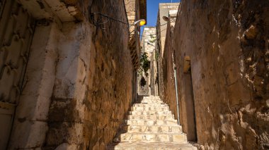 Mardin, Türkiye - Ocak 2020: Mardin 'in dar taştan sokakları
