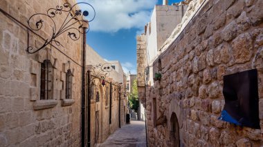 Mardin, Türkiye - Ocak 2020: Mardin 'in dar taştan sokakları