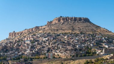 Savur, Mardin, Türkiye - Ocak 2020: Savur Kasabası tepedeki eski taş evlerle gökyüzü