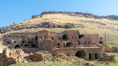 Dereici, Savur, Mardin - Ocak 2020: Savur ilçesi yakınlarındaki terk edilmiş Suriye köyü Killit Dereici, Türkiye 'nin güneydoğusunda