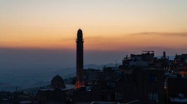 Mardin, Türkiye - Ocak 2020: Mardin şehir manzarası, Ulu Cami 'nin minaresi, aynı zamanda Mardin Büyük Camii olarak da bilinir.