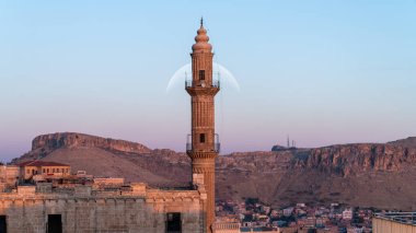 Mardin, Türkiye - Ocak 2020: Sehidiye Camii ve Ay 'ın yükseldiği minaresi