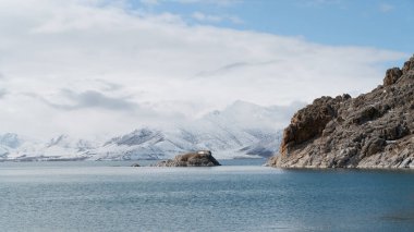 Akdamar adası, Van, Türkiye - Şubat 2020: Van Gölü 'nde Akdamar kilisesi ile Akdamar adası
