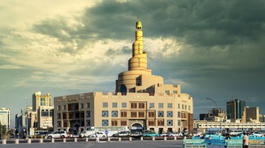 Doha, Katar - Şubat 2019: Al Fanar Camii, dramatik gökyüzü ve bulutlu Spiral Cami lakabı