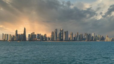 Doha, Katar - Şubat 2019: Dramatik bulutlar altında gökdelenleri olan Doha Katar gökdelenleri