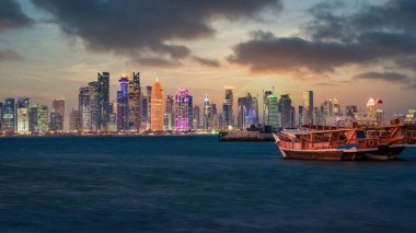 Doha, Katar - Şubat 2019: Doha Katar gökdelenleri ve bulutları ile limanda geleneksel Katar Dhow tekneleri