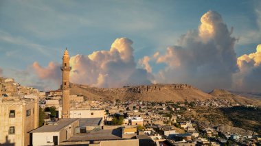 Mardin, Türkiye - Ocak 2020: Sehidiye camii minareli Mardin eski kent manzarası
